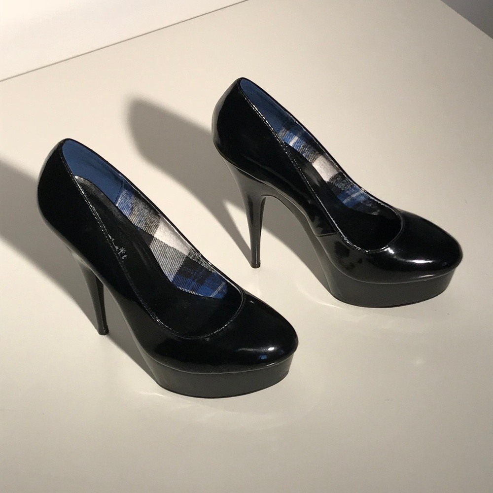 Fahrenheit Platform Stiletto Pump - Picture 1 of 8